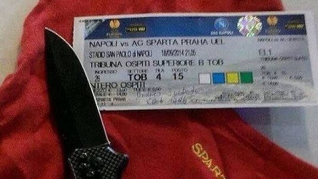 La foto pubblicata dal tifoso dello Sparta Praga sui social: un coltello e il biglietto della partita